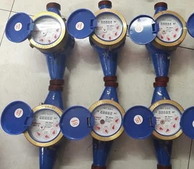 Đồng hồ đo nước Komax DN20 cấu tạo thân gang phi 27 nối ren