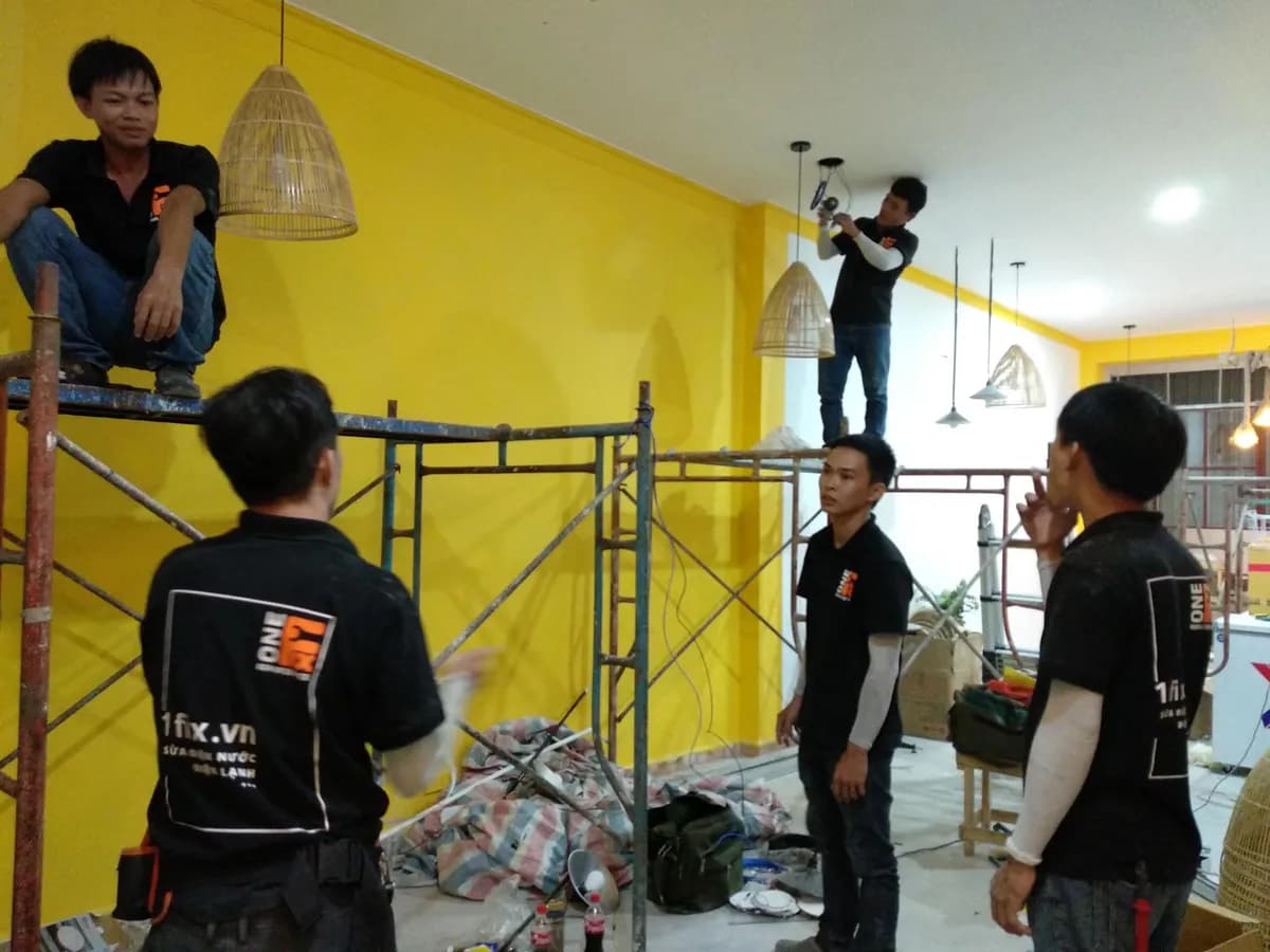 Đội thợ 1Fix thi công hệ thống điện cho nhà hàng tại TPHCM