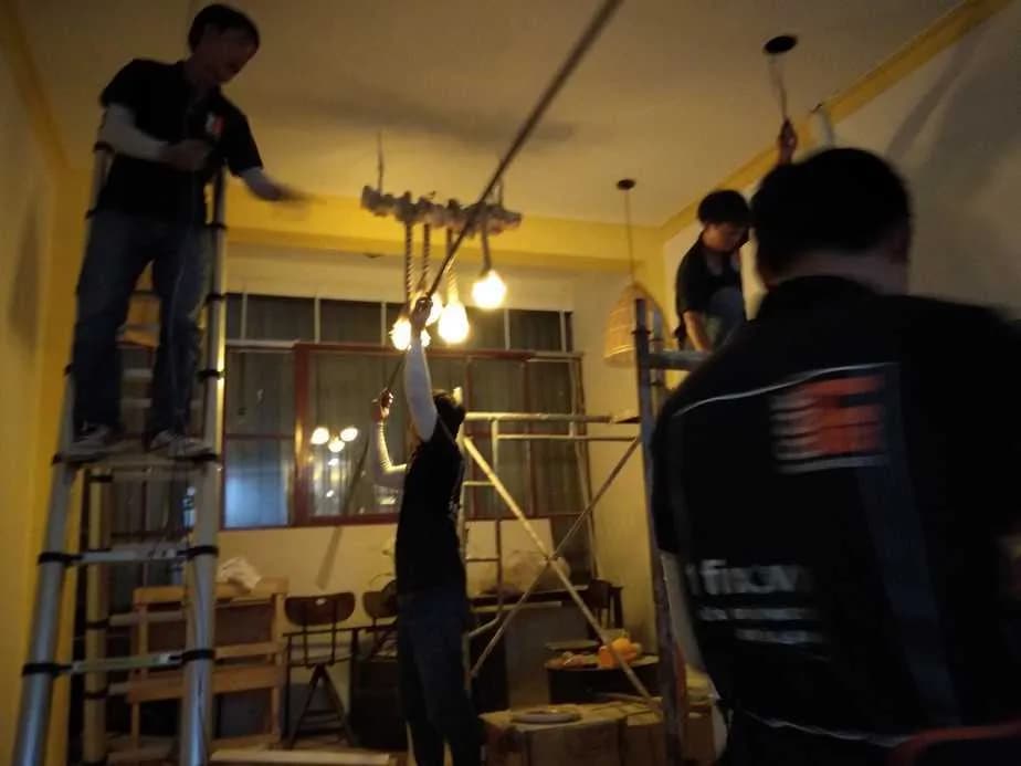 Thợ 1Fix đang lắp đặt hệ thống đèn trang trí tại công trình nhà hàng