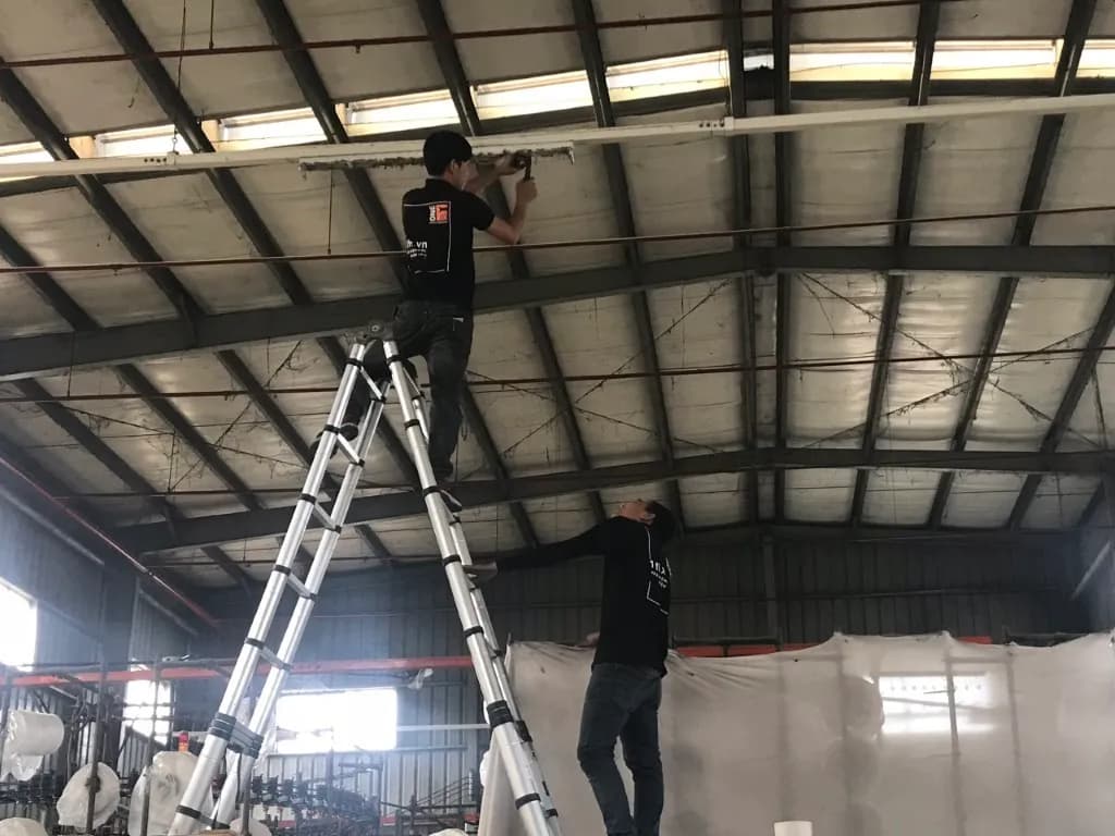 Hệ thống thang máng cáp và đường ống điện lắp đặt trên trần nhà xưởng Quận 12.