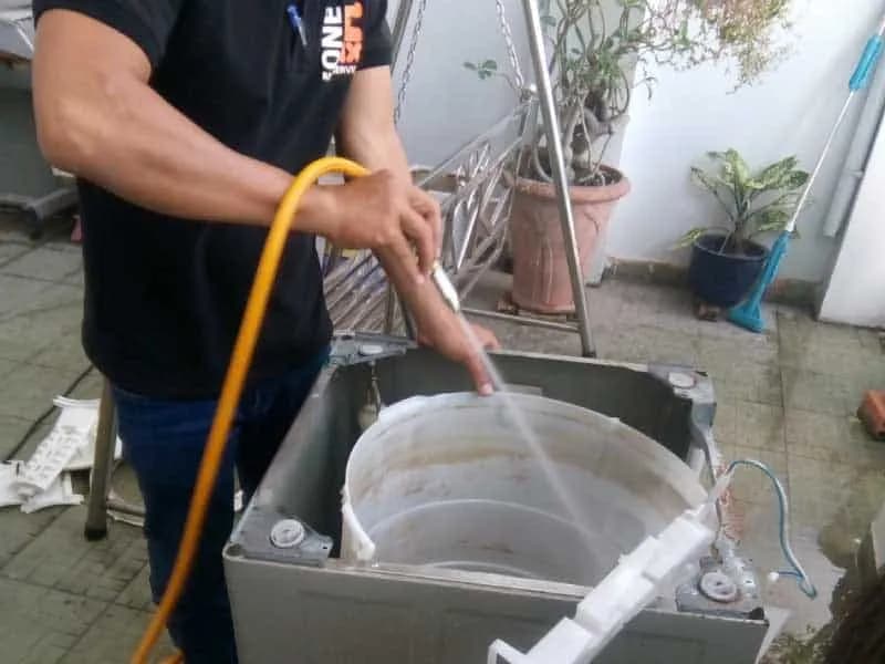 Thợ 1Fix đang vệ sinh lồng giặt máy giặt lồng đứng tại Gò Vấp