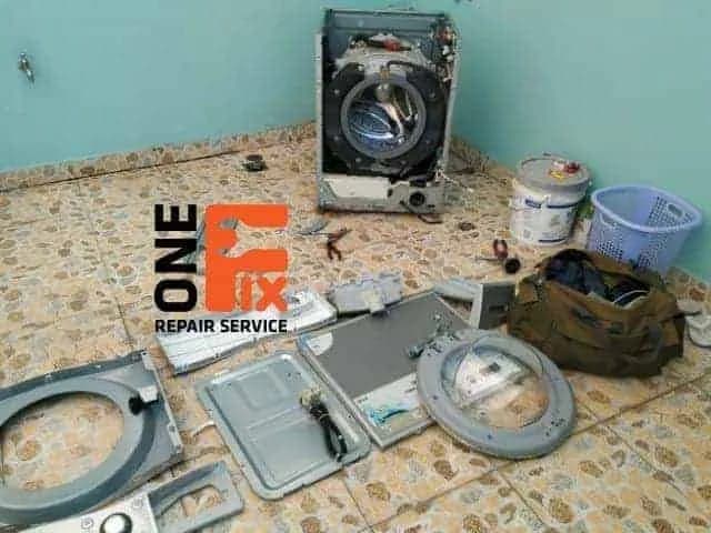 Thợ 1Fix đang tháo lồng máy giặt cửa trước để sửa chữa