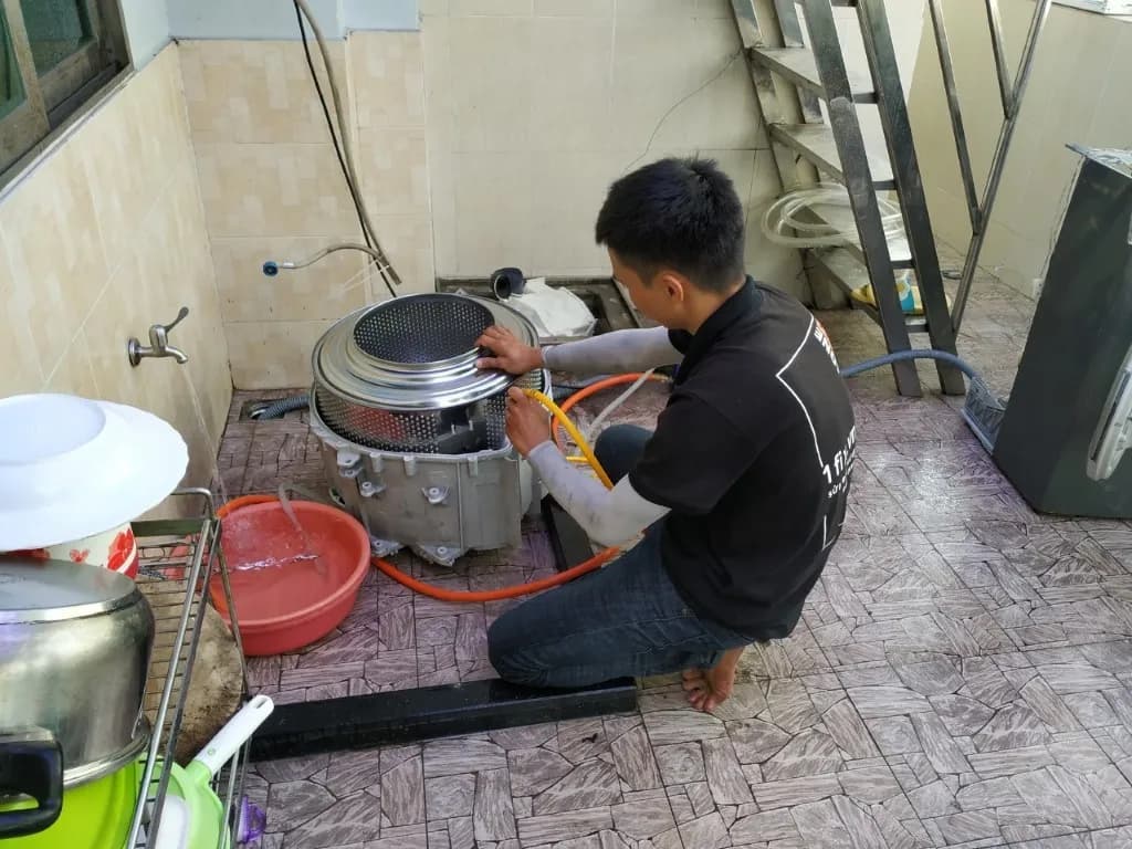 Kỹ thuật viên 1Fix sửa chữa máy giặt lồng ngang tại Quận 5
