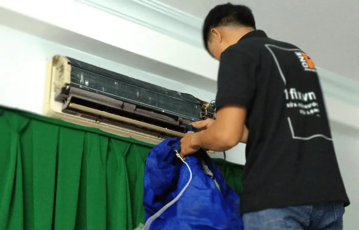 Thợ 1Fix vệ sinh máy lạnh tại nhà khách hàng