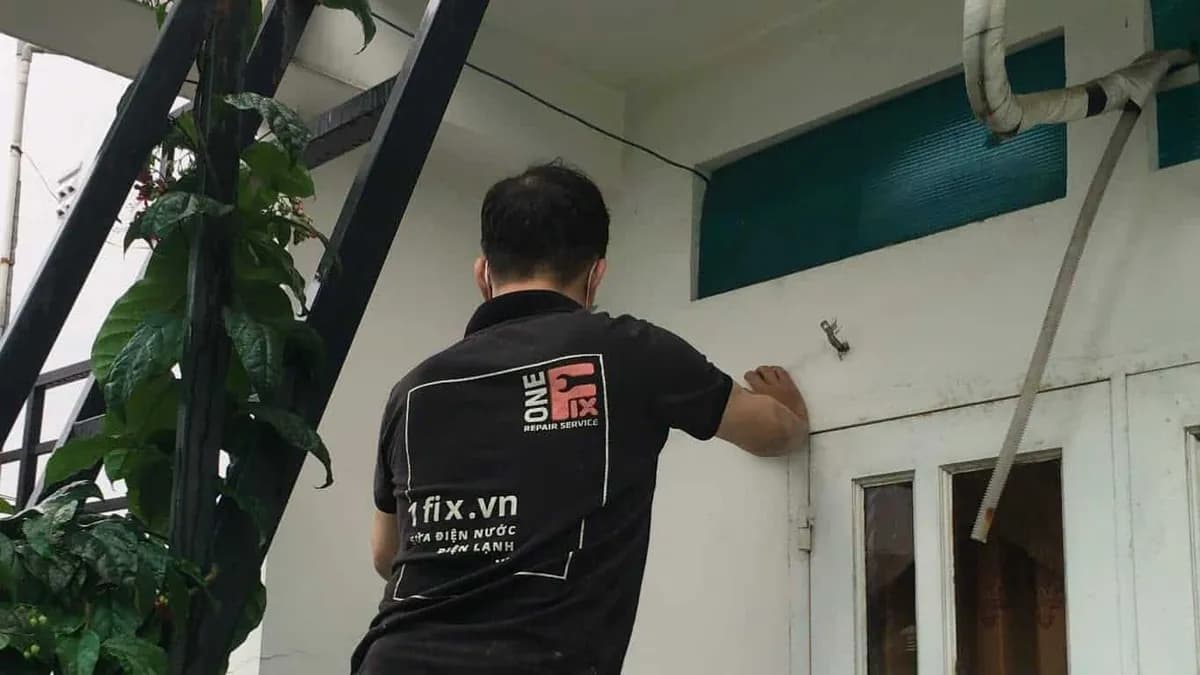 Nhân viên 1Fix kiểm tra hệ thống điện tại nhà khách hàng
