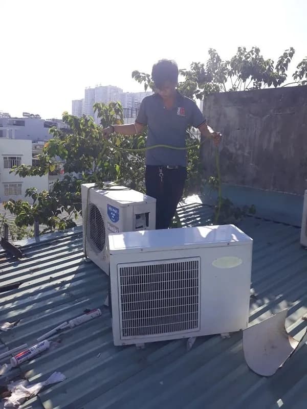 Thợ sửa máy lạnh 1Fix đang lắp đặt cục nóng tại Quận 2