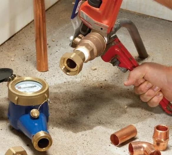 Thợ 1Fix đang thay đồng hồ nước cho khách hàng