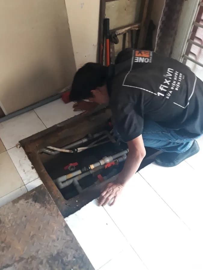 Thợ 1Fix đang sửa ống nước tại nhà khách hàng ở Quận 7, TPHCM