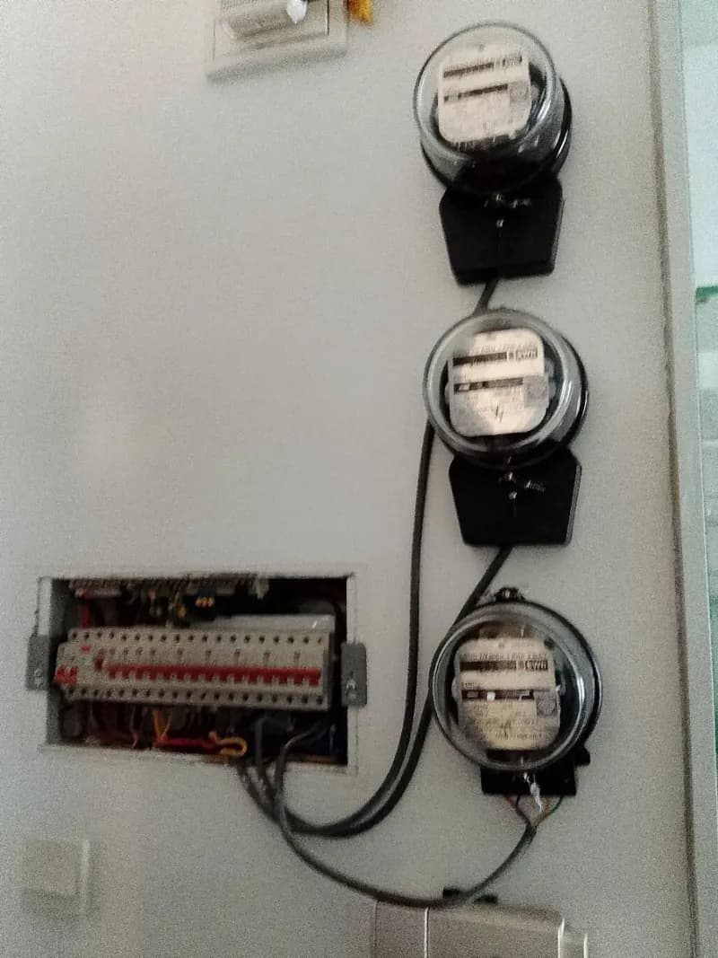Trước sửa hộp cầu dao, công tắc điện EVN, ABB tại Nhà Bè — thợ ĐỖ NHIỀU