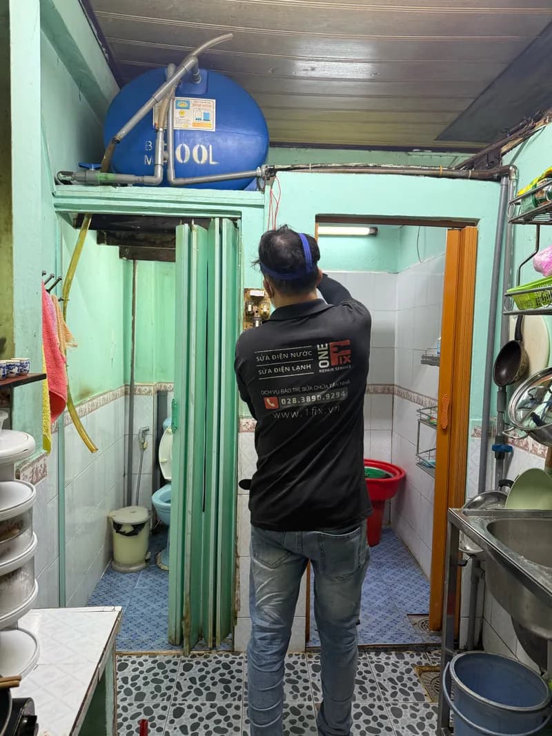Sau khi hoàn thành sửa bình chứa nước Bình Minh tại Tân Phú — thợ VŨ HỒ
