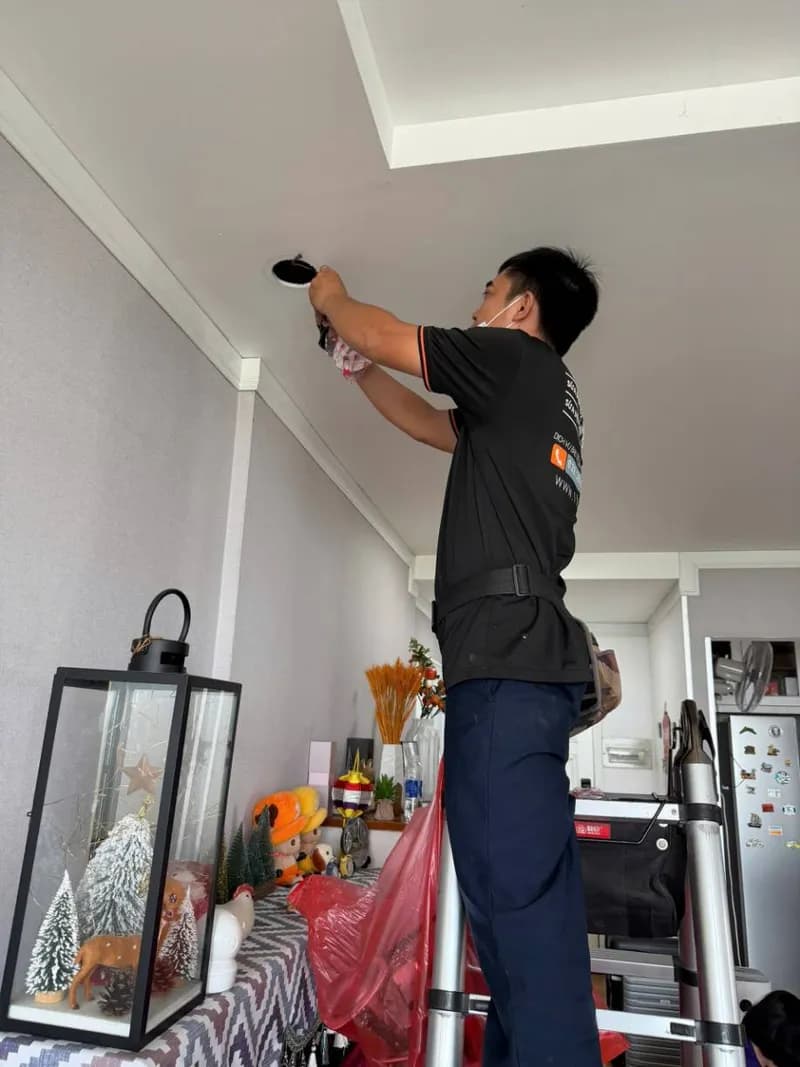 Sau khi hoàn thành sửa đèn âm trần tại Nhà Bè — thợ Trần Quốc Đông