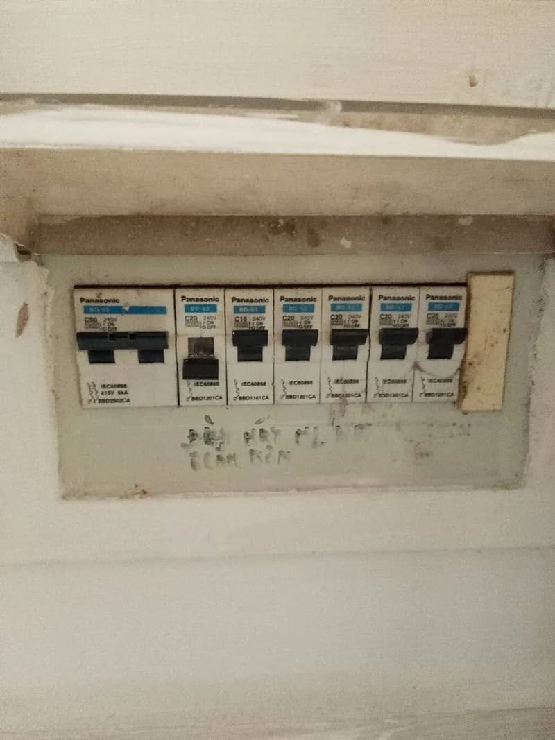 Trước sửa tủ điện, hộp cầu dao tổng, aptomat SIHO tại Phường 3, Tân Bình — thợ Đỗ Văn Nhiều