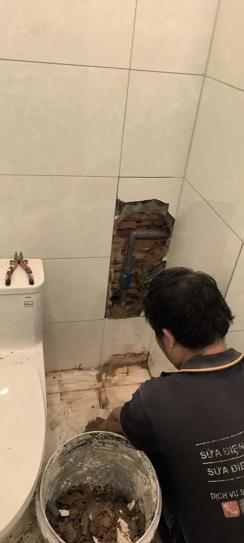 Sau khi hoàn thành sửa bồn cầu INAX tại Tân Phú — thợ Bùi Văn An