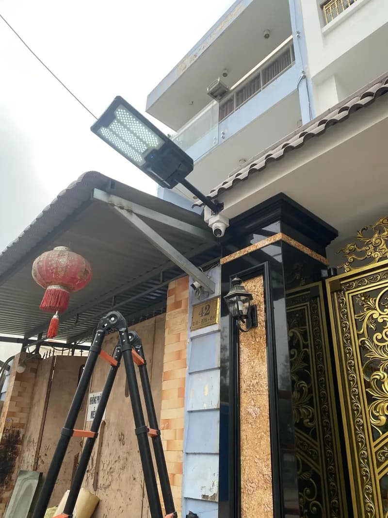 Sau khi hoàn thành sửa đèn đường năng lượng mặt trời tại phường 16, Quận 8 — thợ DƯƠNG OAI