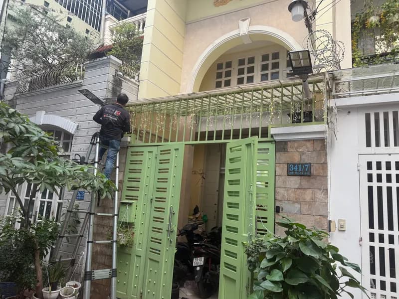 Sau khi hoàn thành sửa đèn năng lượng mặt trời tại Phường 6, Quận 10 — thợ VŨ HỒ