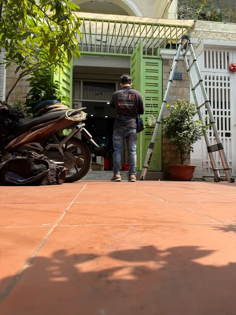 Trước sửa đèn năng lượng mặt trời tại Phường 6, Quận 10 — thợ VŨ HỒ