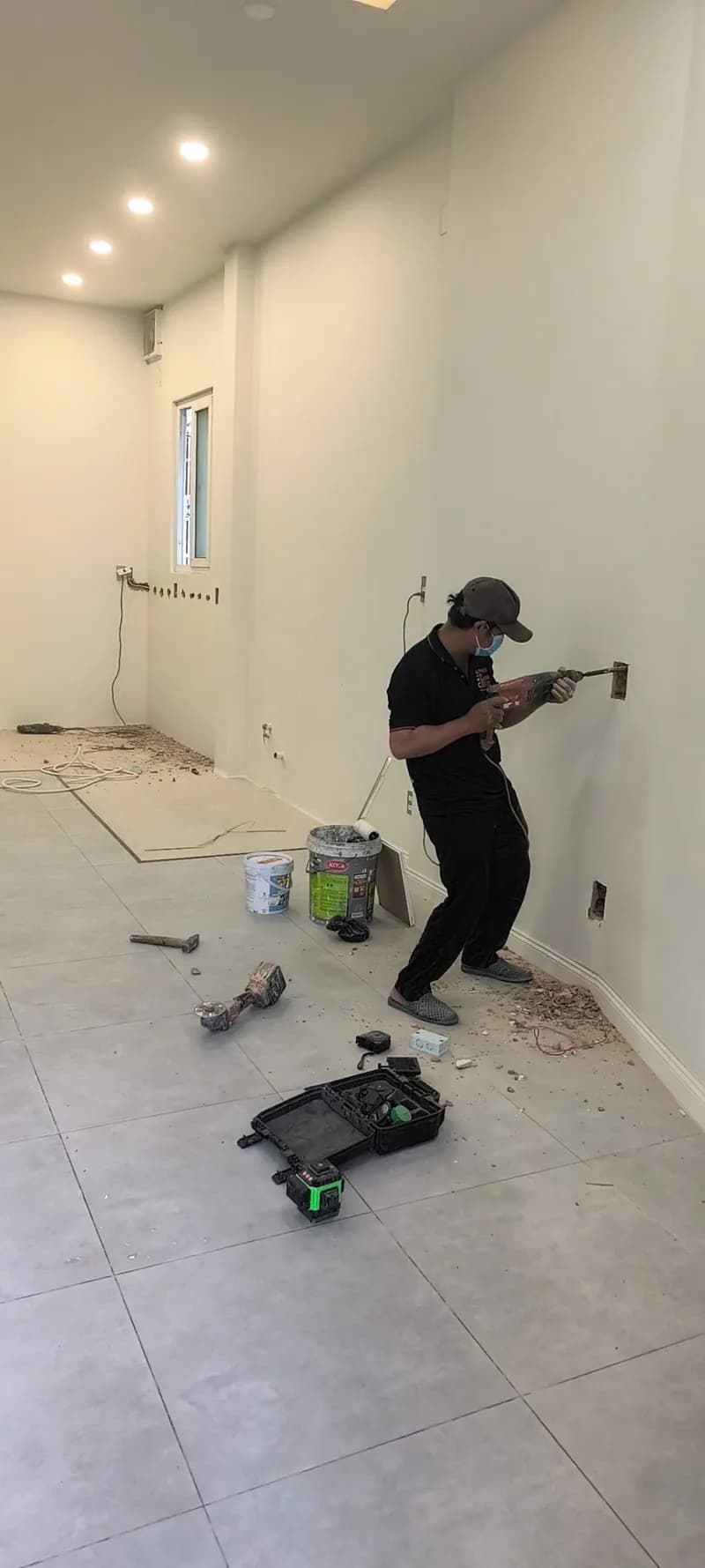 Trước sửa ổ cắm điện tại Tân Phú — thợ Bùi Văn An