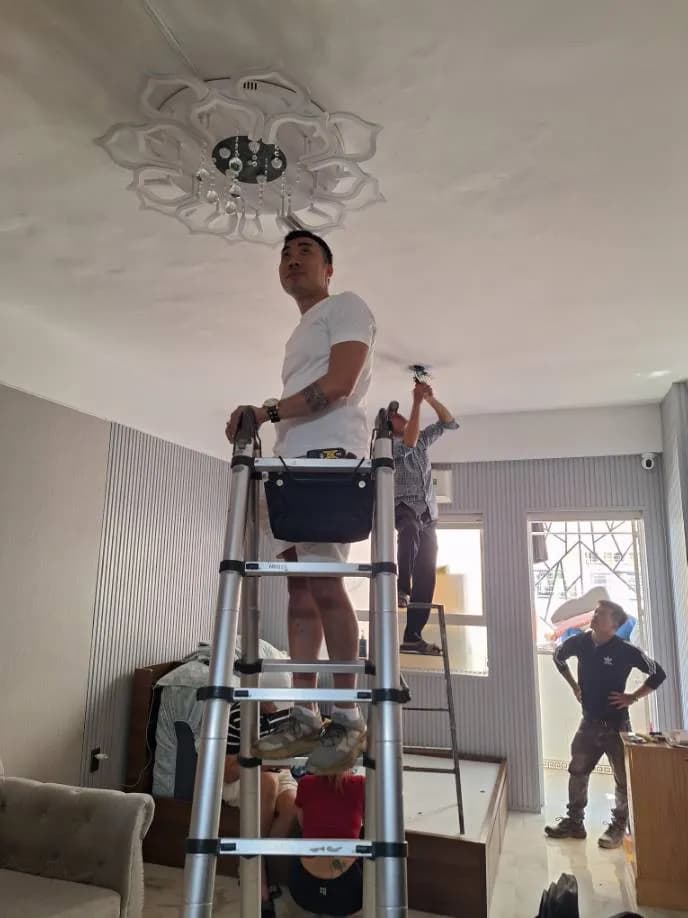 Sau khi hoàn thành sửa đèn trần trang trí Daikin tại Quận 7 — thợ ĐÔNG TRẦN