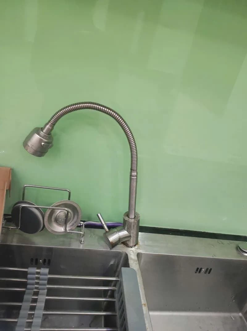 Trước khi sửa: Vòi nước ở bếp chảy yếu quá, mở ra kiểm tra thì thấy đúng là áp lực nước không đủ tại Quận 1