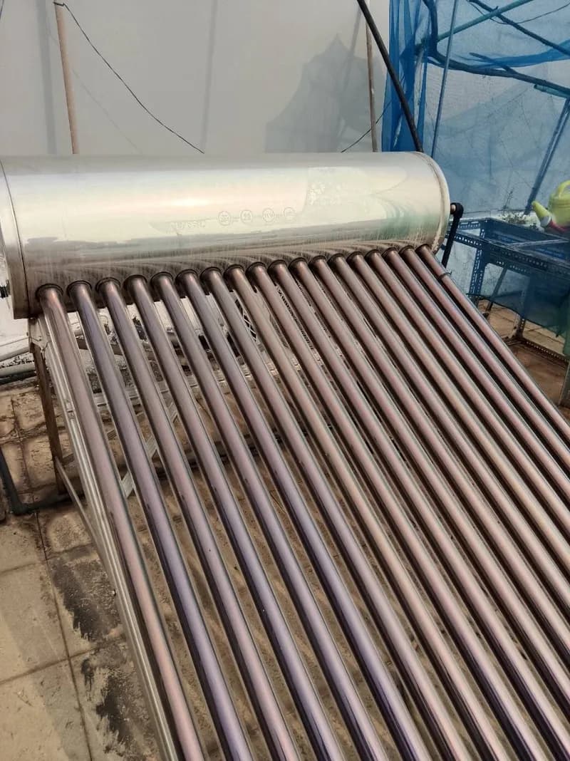 Trước sửa bình nóng lạnh năng lượng mặt trời CLASSIC tại Phường 15, Tân Bình — thợ Trương Công Việt Trân