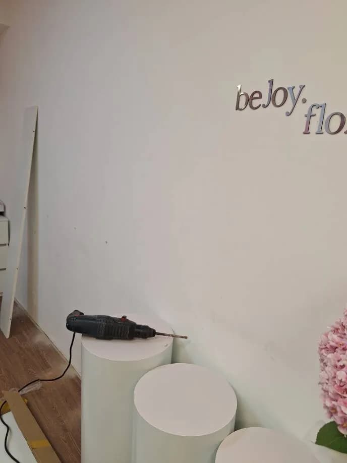 Trước khi sửa: tư vấn khoan tường tại Quận 7