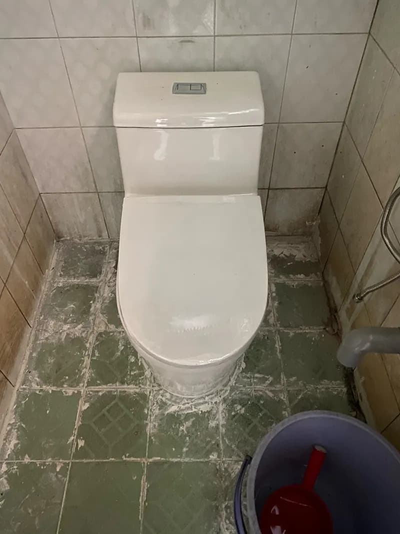 Sau khi hoàn thành sửa bồn cầu tại xã Vĩnh Lộc B, Bình Chánh — thợ Dương Oai