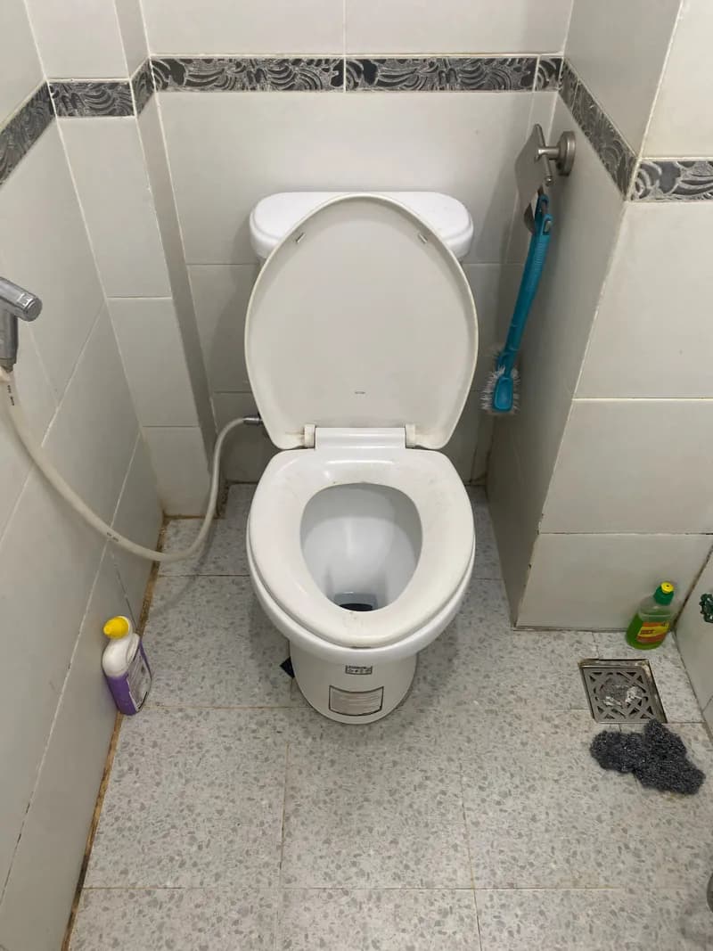 Trước khi sửa: Két nước bồn cầu bị rò rỉ. Tôi muốn kỹ thuật đến xem để sửa hoặc thay mới tại Phường Tân Định quận 1, Quận 1