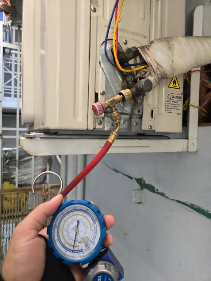 Trước sửa máy lạnh treo tường Daikin tại Phường 4, Quận 5 — thợ Lê Hữu Lộc