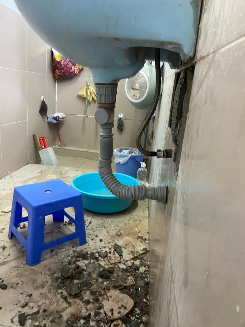 Trước khi sửa: Lavabo thoát nước chậm, kiểm tra thấy ống xả chữ P bị tắc nghẽn do cặn bẩn lâu ngày tại Quận 10