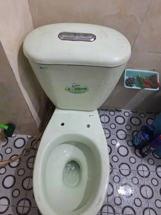 Sau khi hoàn thành sửa két nước bồn cầu Inax tại Quận 4 — thợ Trần Quốc Đông