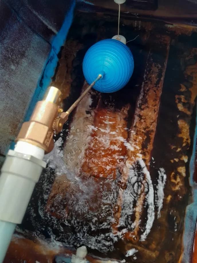 Sau khi hoàn thành sửa phao cơ bồn nước tại Phường 12, Gò Vấp — thợ Bùi Văn Bảo