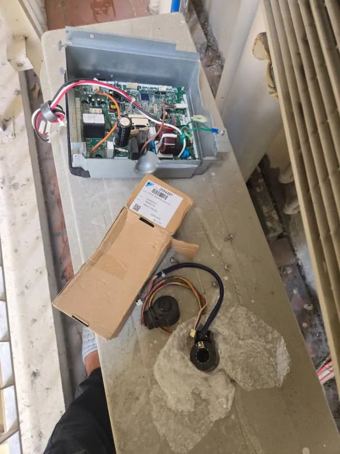 Sau khi hoàn thành sửa bo mạch điều khiển máy lạnh Daikin tại TPHCM — thợ Lê Hữu Lộc