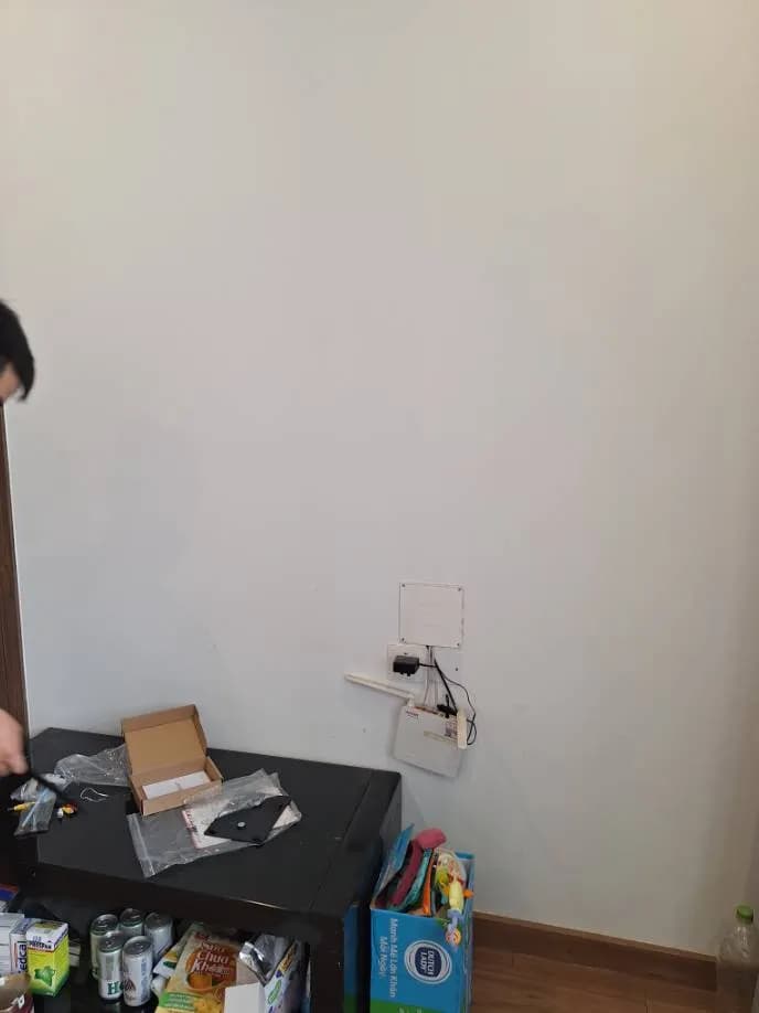 Trước khi sửa: lắp tivi treo tường trọn gói tại Quận 7