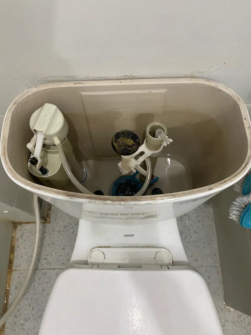 Trước khi sửa: Bồn cầu Caesar bị rò rỉ nước ở két tại Phường Tân Định quận 1, Quận 1