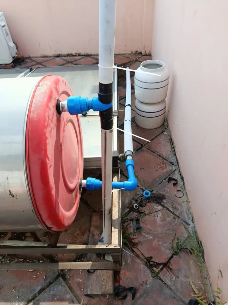 Sau khi hoàn thành sửa bình nóng lạnh năng lượng mặt trời Daikin tại Phường 15, Quận 10 — thợ Bùi Văn Bảo
