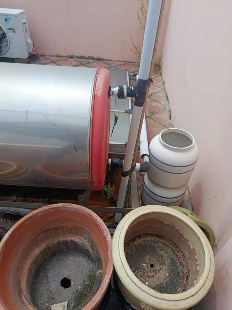 Trước sửa bình nóng lạnh năng lượng mặt trời Daikin tại Phường 15, Quận 10 — thợ Bùi Văn Bảo