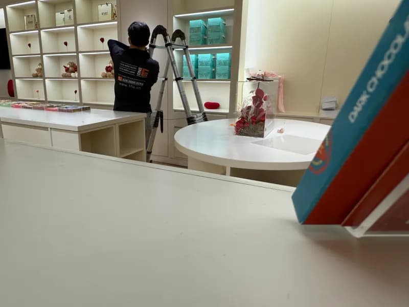 Sau khi hoàn thành sửa thiết bị điện cửa hàng tại Quận 1 — thợ VŨ HỒ