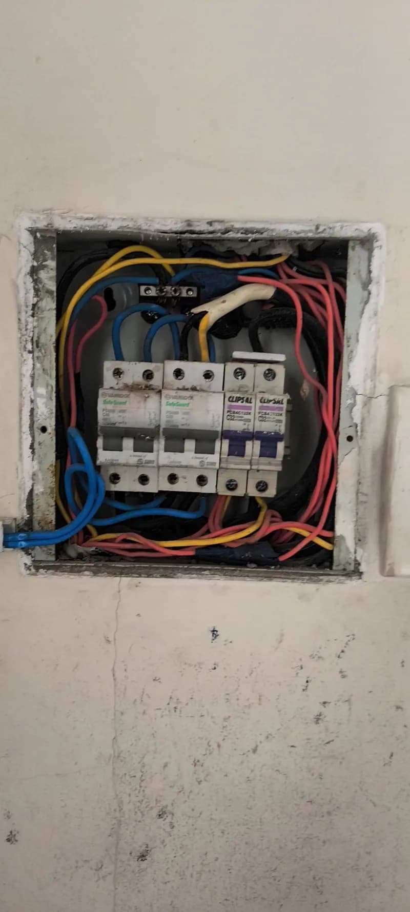 Trước sửa hộp cầu dao điện tổng CLIPSAL, Safe Guard tại Phường 13, Bình Thạnh — thợ An Bui Van
