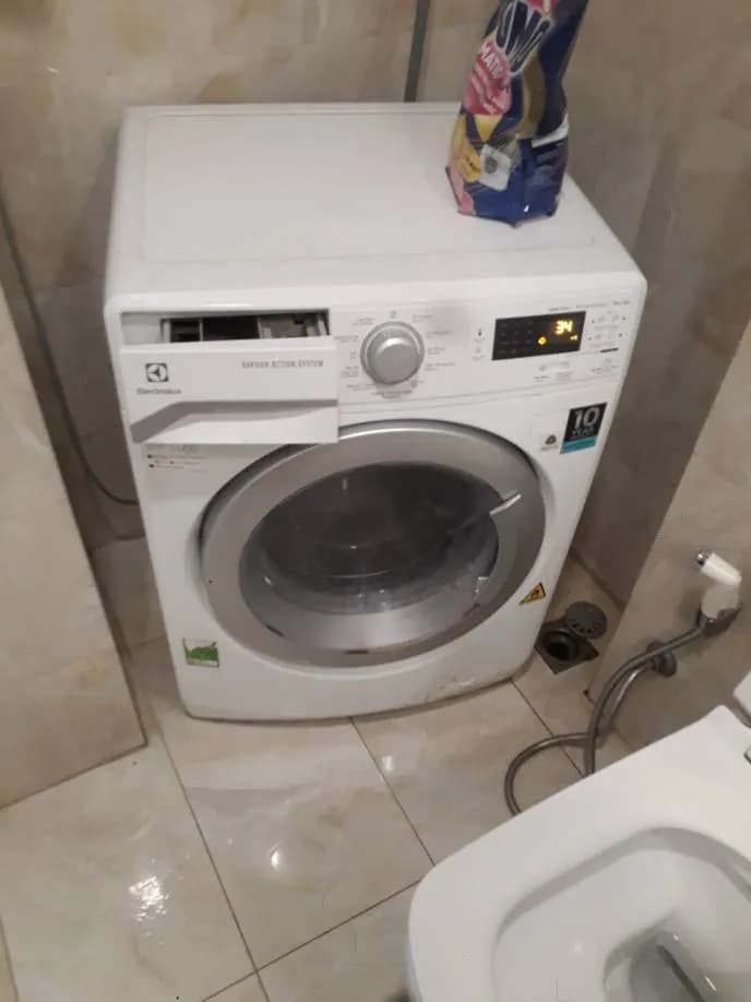 Trước sửa máy giặt cửa trước Electrolux tại Quận 1 — thợ CHÍ TÂM