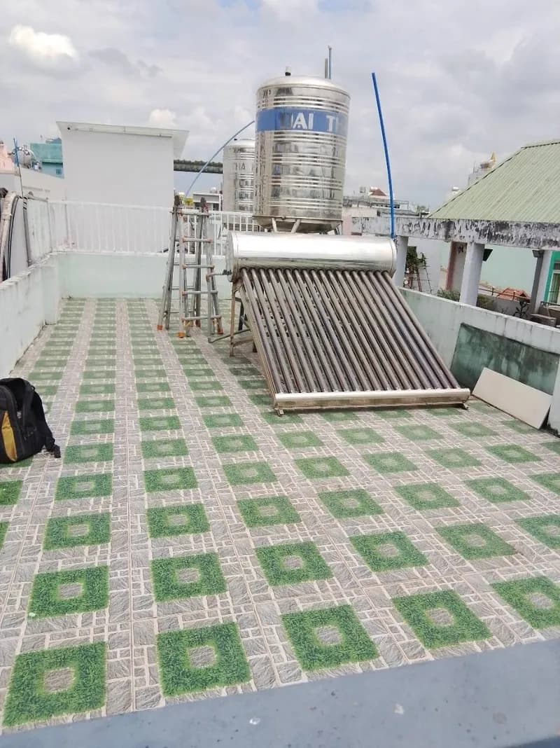 Sau khi hoàn thành sửa máy nước nóng năng lượng mặt trời Đại Thành tại Tân Phú — thợ TRÂN TRƯƠNG