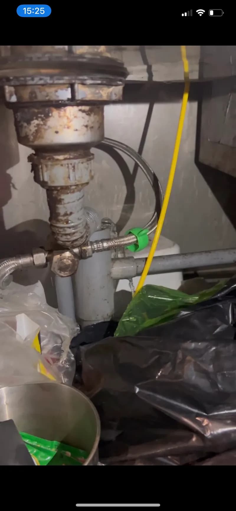 Bồn rửa chén thoát chậm, kiểm tra thấy đường ống thoát chữ P dưới bồn bị nghẹt mỡ lâu ngày tại Phường 19, Bình Thạnh