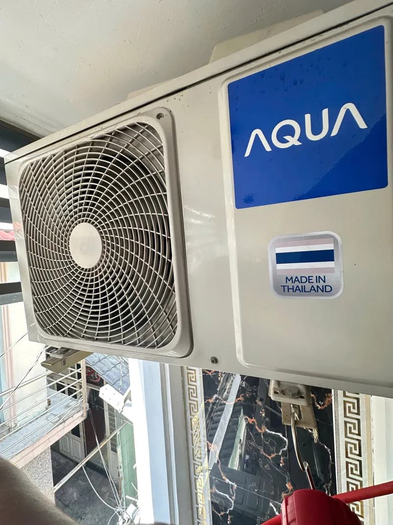 Trước khi sửa: Máy lạnh Aqua yếu lạnh, mở ra thấy dàn lạnh bám bụi dày quá tại Thủ Đức