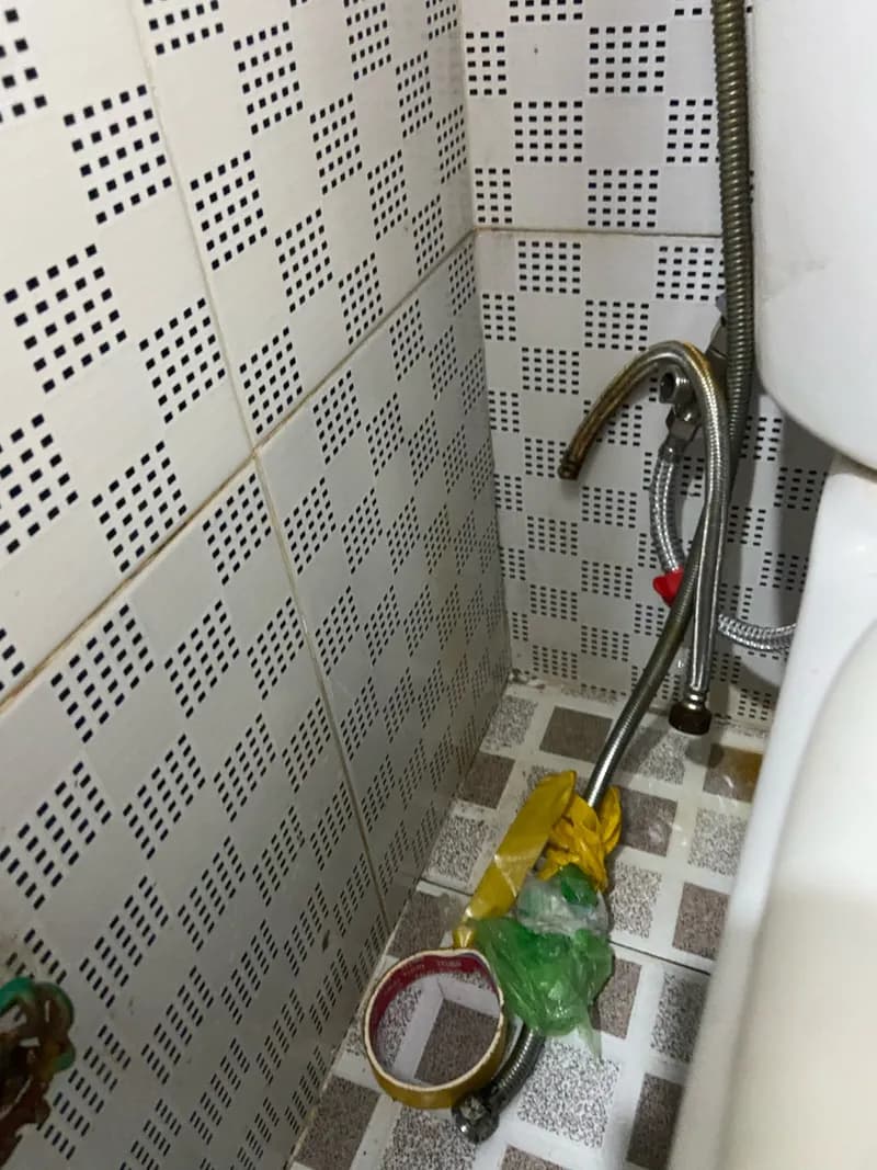 Trước sửa ống cấp nước bồn cầu Viglacera tại Phường 9 (Quận 5), Quận 5 — thợ Trần Lào