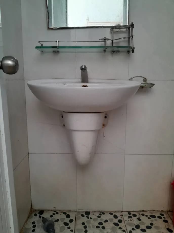 Kết quả Lavabo bị sập chân sứ, rớt luôn cái chân rời ra tại Tân Bình — thợ Bùi Văn Bảo
