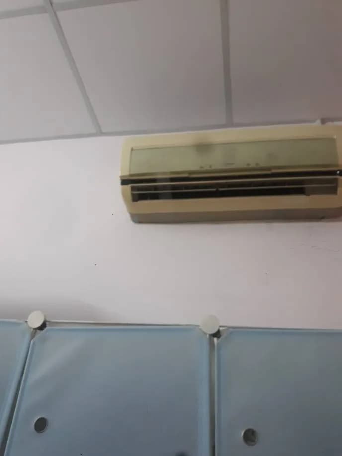 Con máy lạnh treo tường này chắc lâu lắm rồi chưa được vệ sinh tại Phường 1, Bình Thạnh