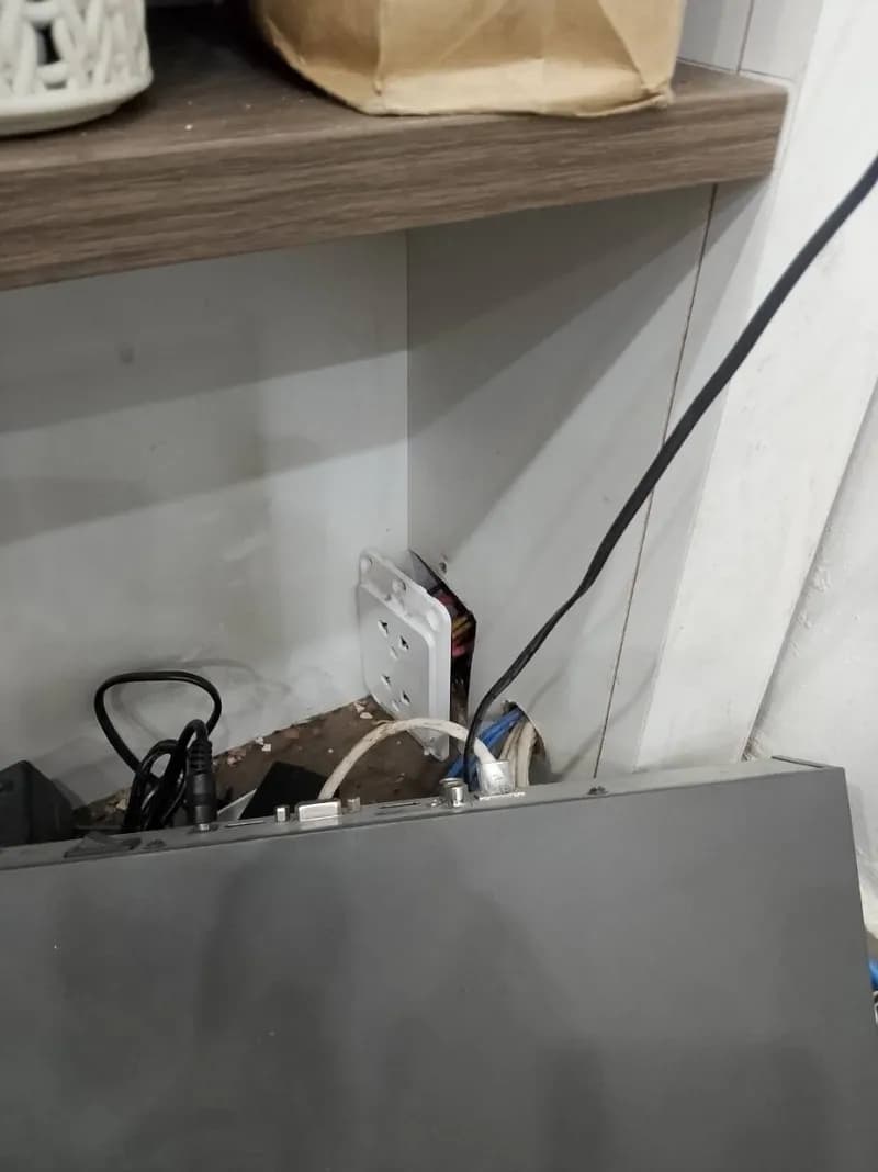 Trước sửa máy chấm công vân tay, ổ cắm điện Ronald Jack tại Quận 3 — thợ TRÂN TRƯƠNG
