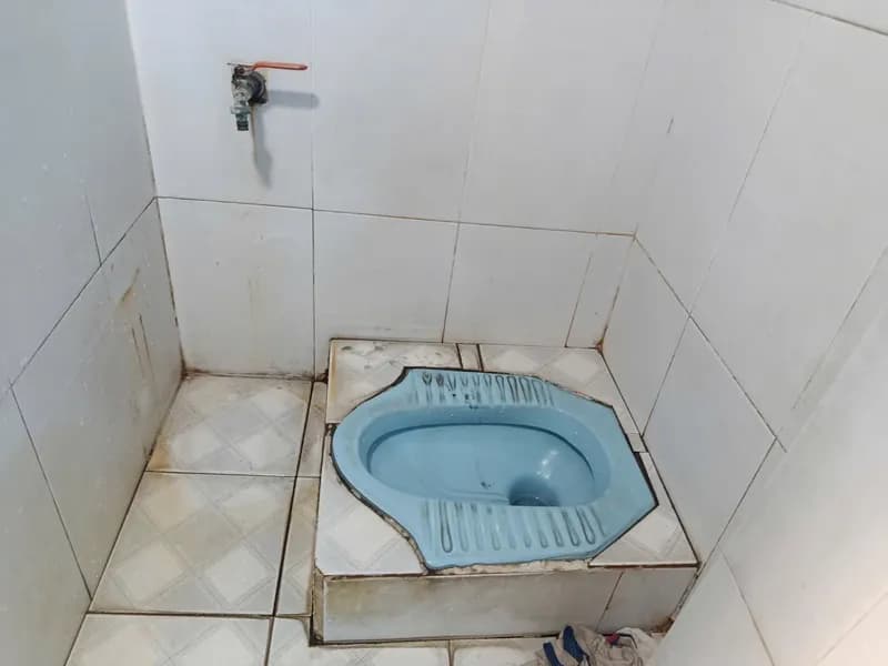 Trước khi sửa - Thay Bồn Cầu Xổm Thành Bệt Tại Tân Bình - Chi Phí 2.5 Triệu