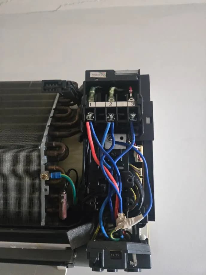 Trước khi sửa: Thay dây nguồn cháy, vệ sinh domino máy lạnh tại Phường 11 Tân Bình tại Phường 11, Tân Bình