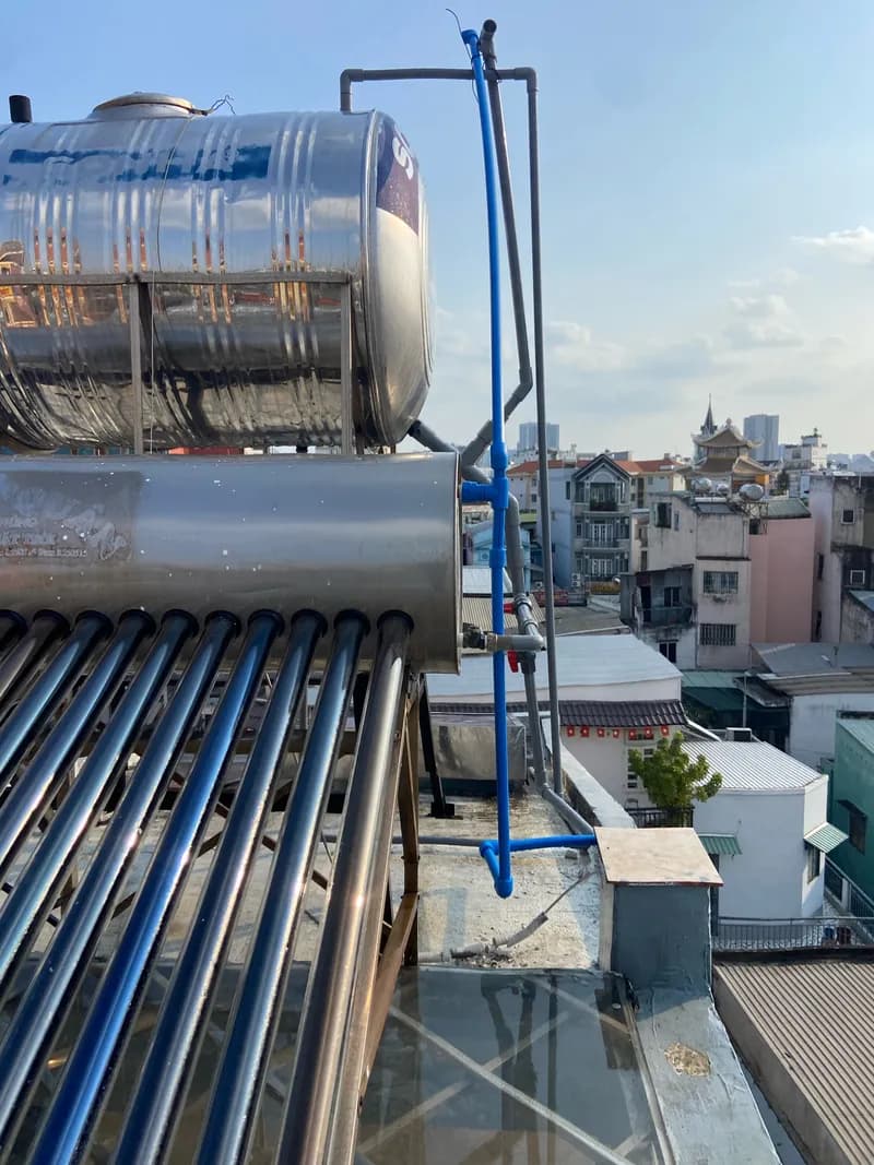 Sau khi hoàn thành sửa máy nước nóng năng lượng mặt trời tại Phường 14, Quận 6 — thợ Trần Lào
