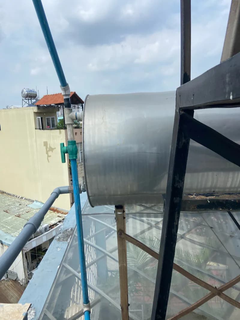 Trước sửa máy nước nóng năng lượng mặt trời tại Phường 14, Quận 6 — thợ Trần Lào